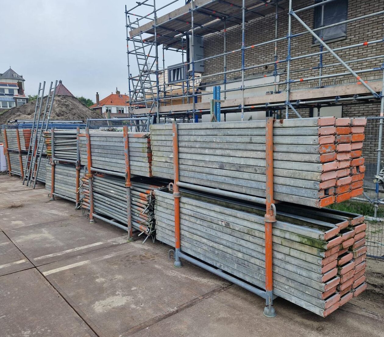 Bouwsteigers en bouwmaterialen bij woningbouw op locatie