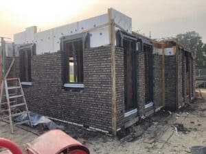 renovatie gevel met bakstenen en ramen.