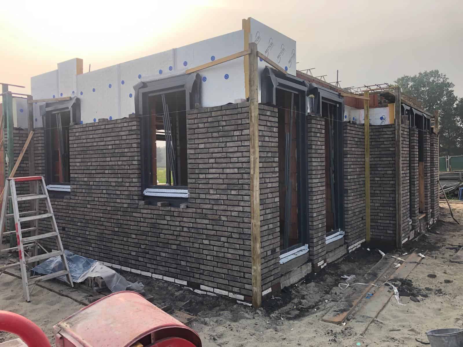 renovatie gevel met bakstenen en ramen.