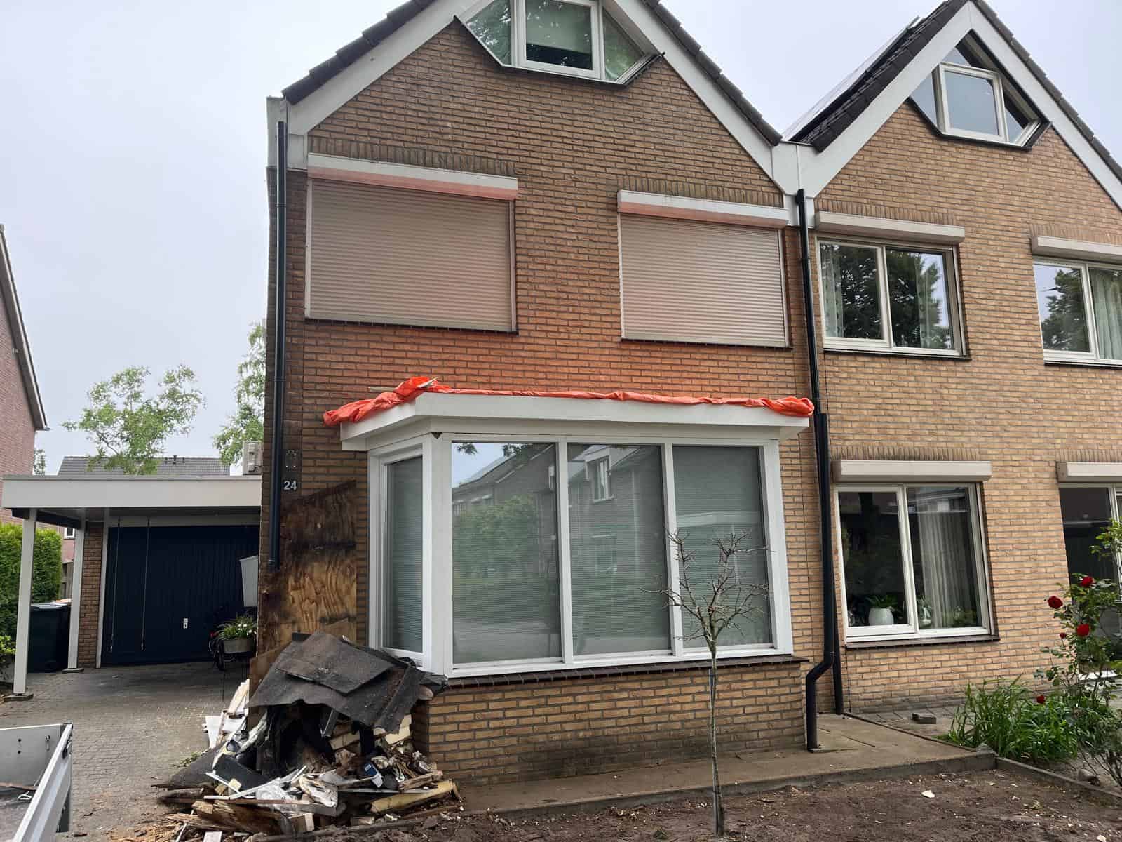 modern brickwoning met veranda en rolluiken, gevelrenovatie en steigerwerken.