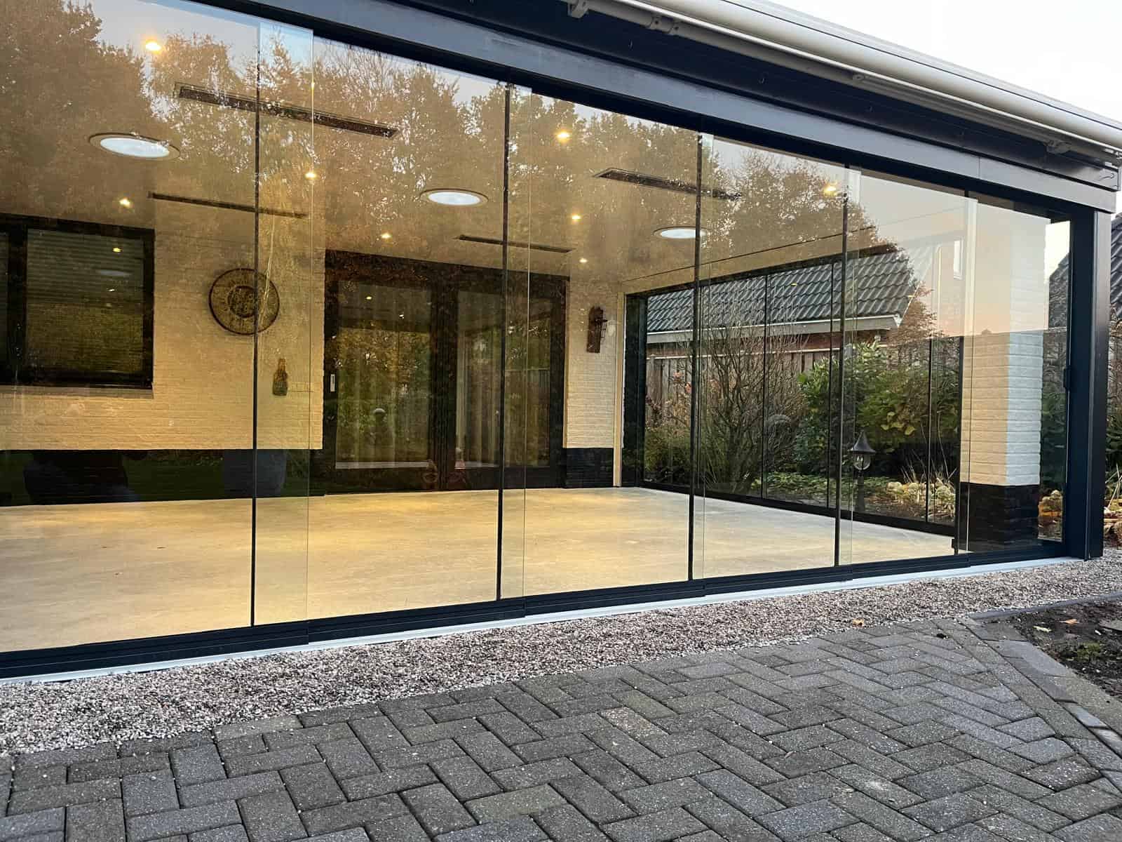 modern glazen schuifpui met uitzicht op de tuin en terras; all season wooncomfort en stijlvolle afwerking.