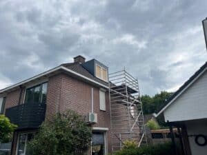 steiger voor gevelrenovatie en schilderwerk woning.
