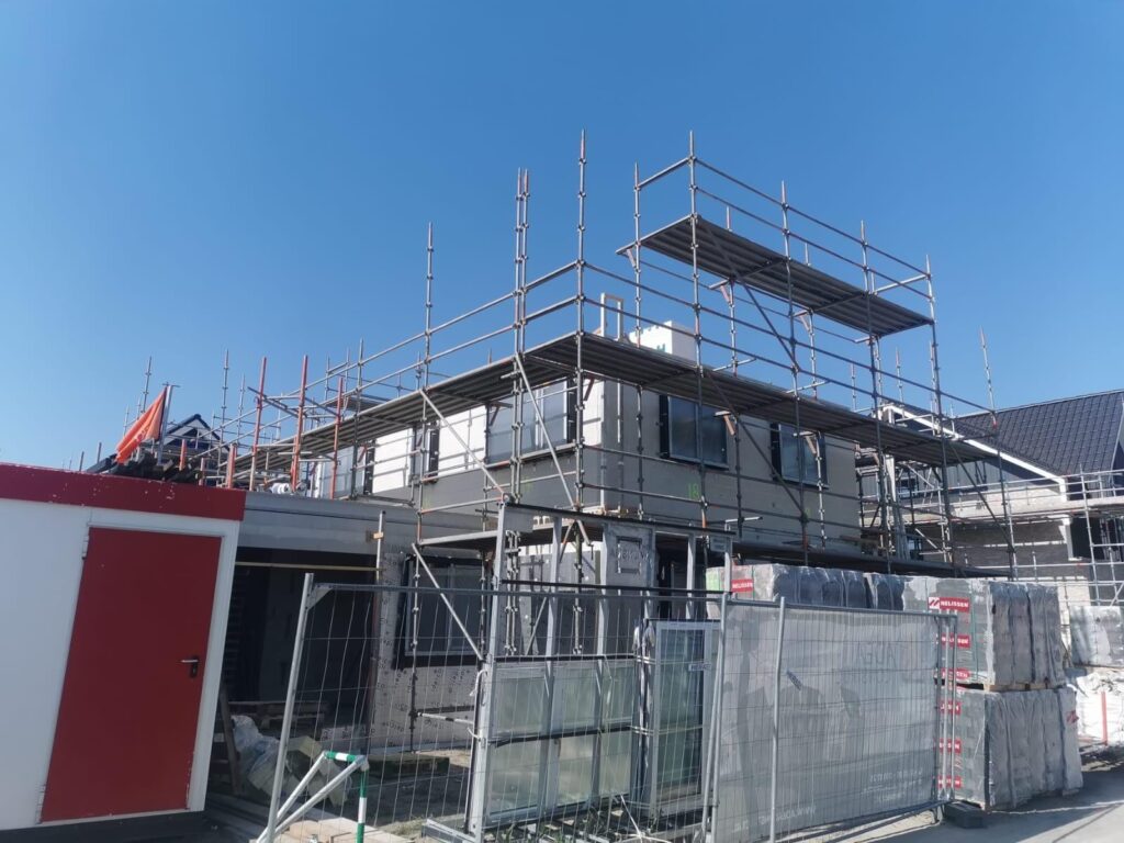 Gevelsteiger met beschermwand langs een moderne woning